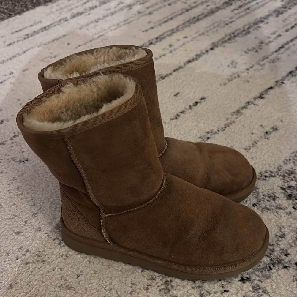 UGG Chestnut Classic Short Boots - Big Kids Size 4 (Fits Women’s 5)